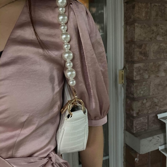 White Moonlowa Shoulder Bag with Pearl Straps💕 - Picture 3 of 10